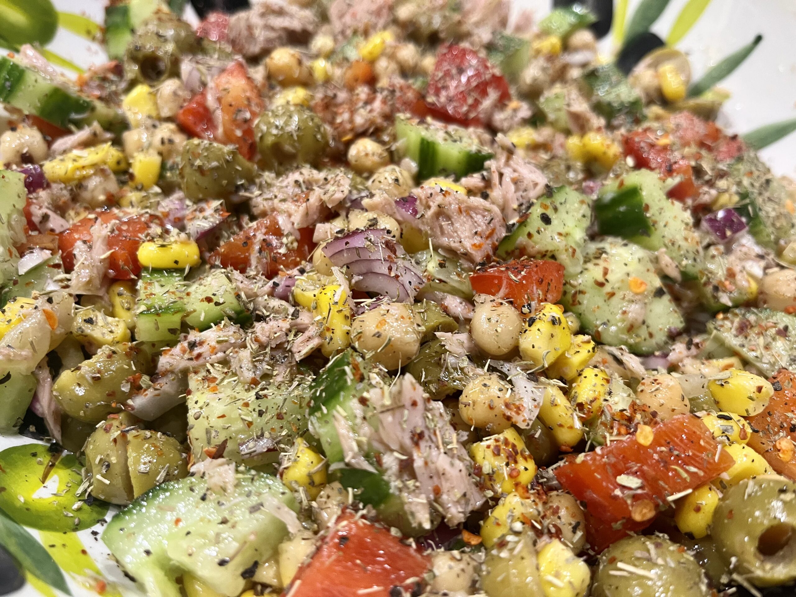 Mediterraner Kichererbsensalat mit Gurke, Tomate, Mais und Thunfisch