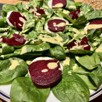 Ziegenkäse mit roter Bete auf Spinatblätter