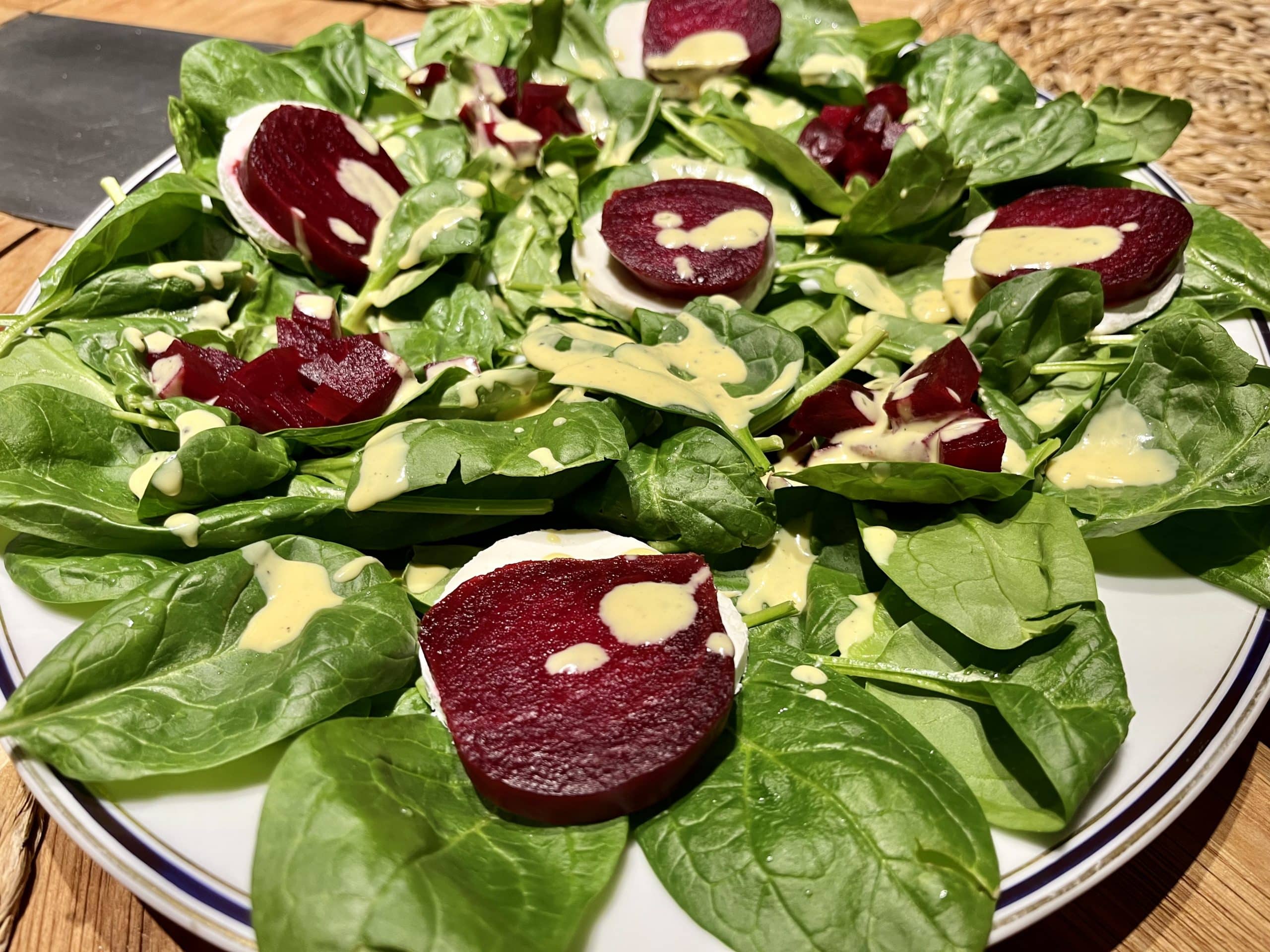 Ziegenkäse mit roter Bete auf Spinatsalat Ziegenkäse mit roter Bete auf Spinatsalat
