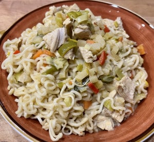 Mie Nudeln mit Hühnchen und Gemüse