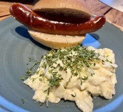 Krakauer im Brötchen mit Kartoffelsalat
