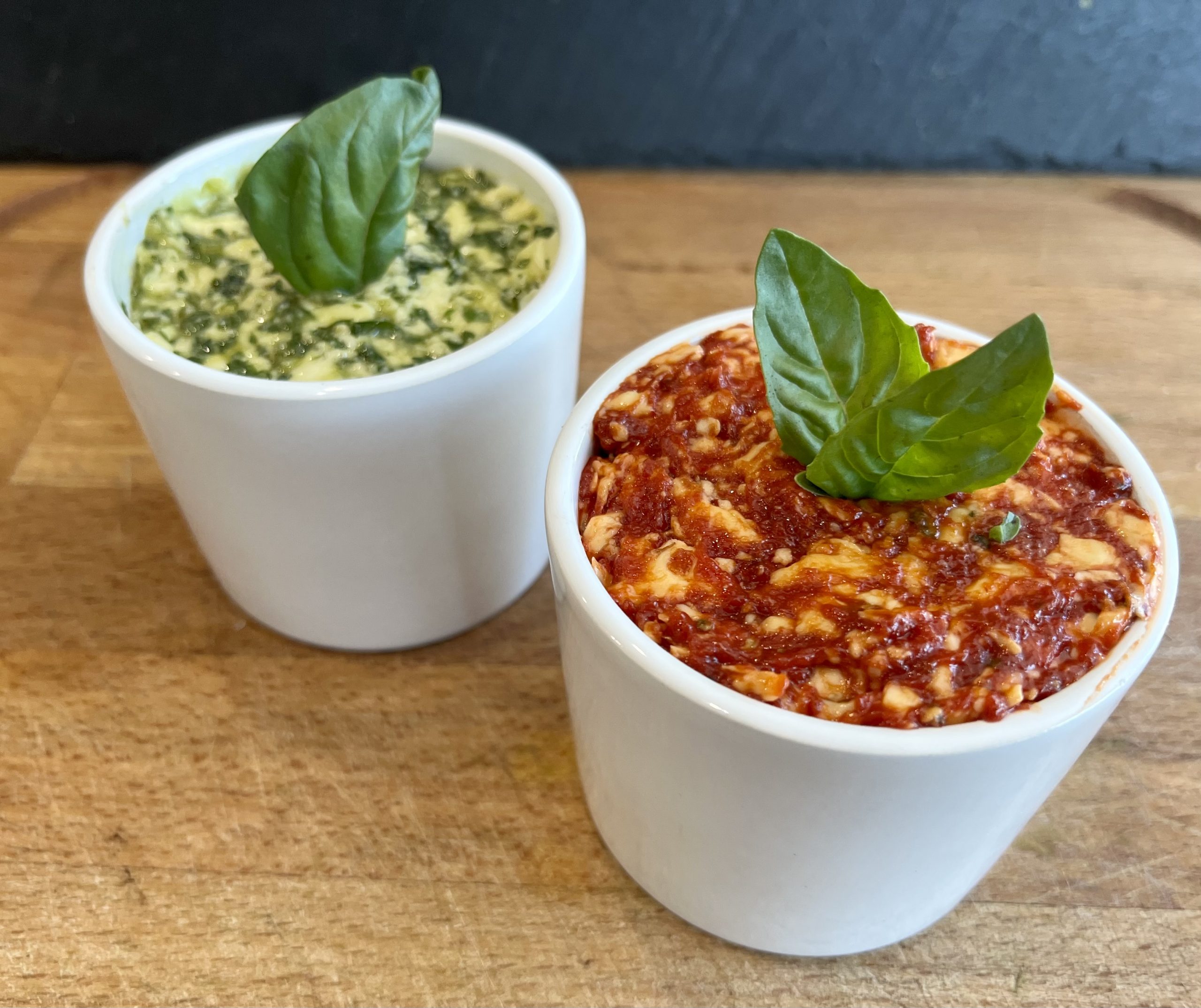 Basilikumbutter und Tomatenbutter