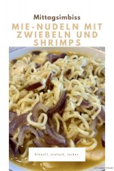 Mie-Nudeln mit Zwiebeln und Shrimps