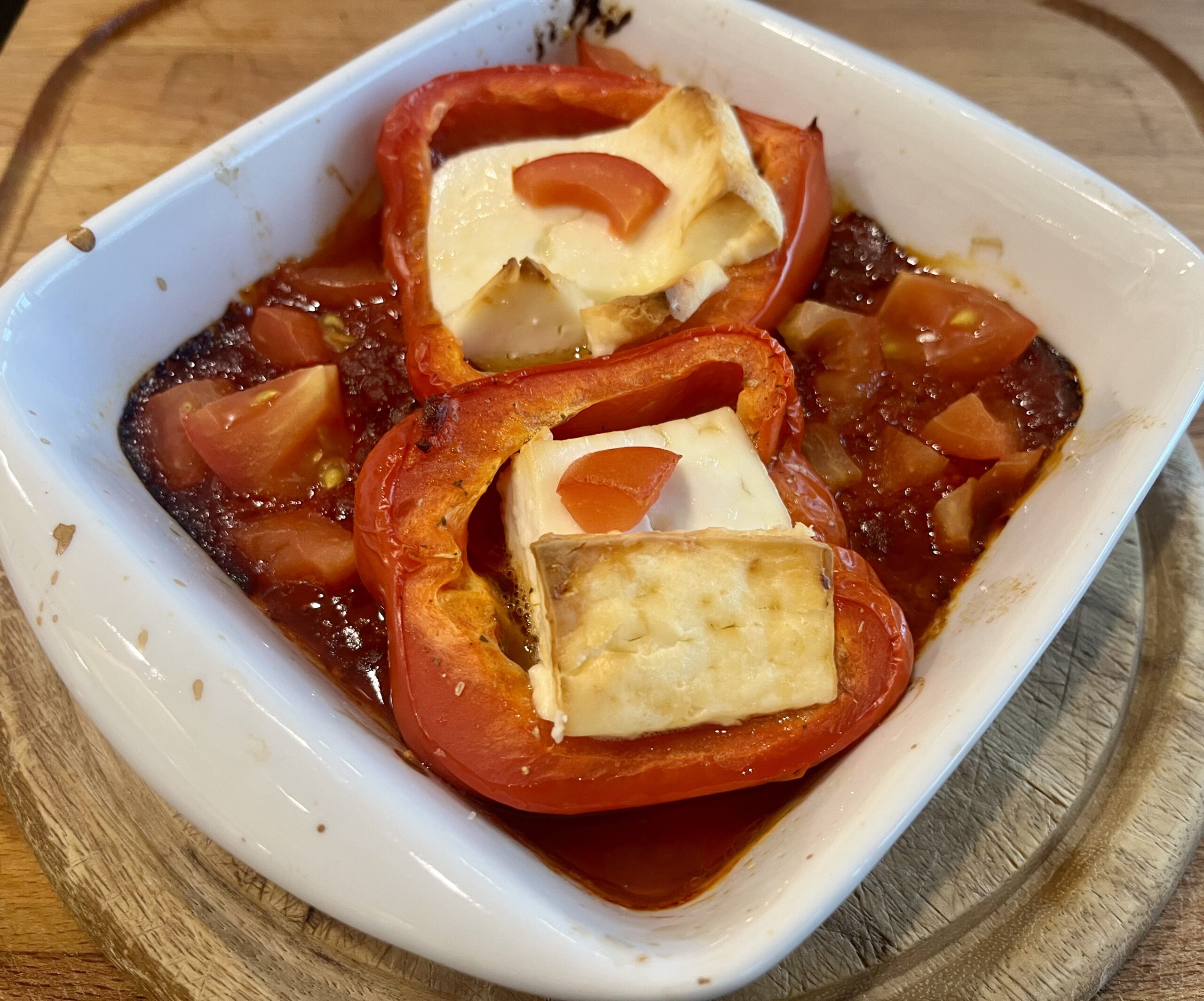 Paprika mit Ziegenkäse überbacken
