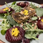 Gebratener Kräuterziegenkäse auf buntem Salat