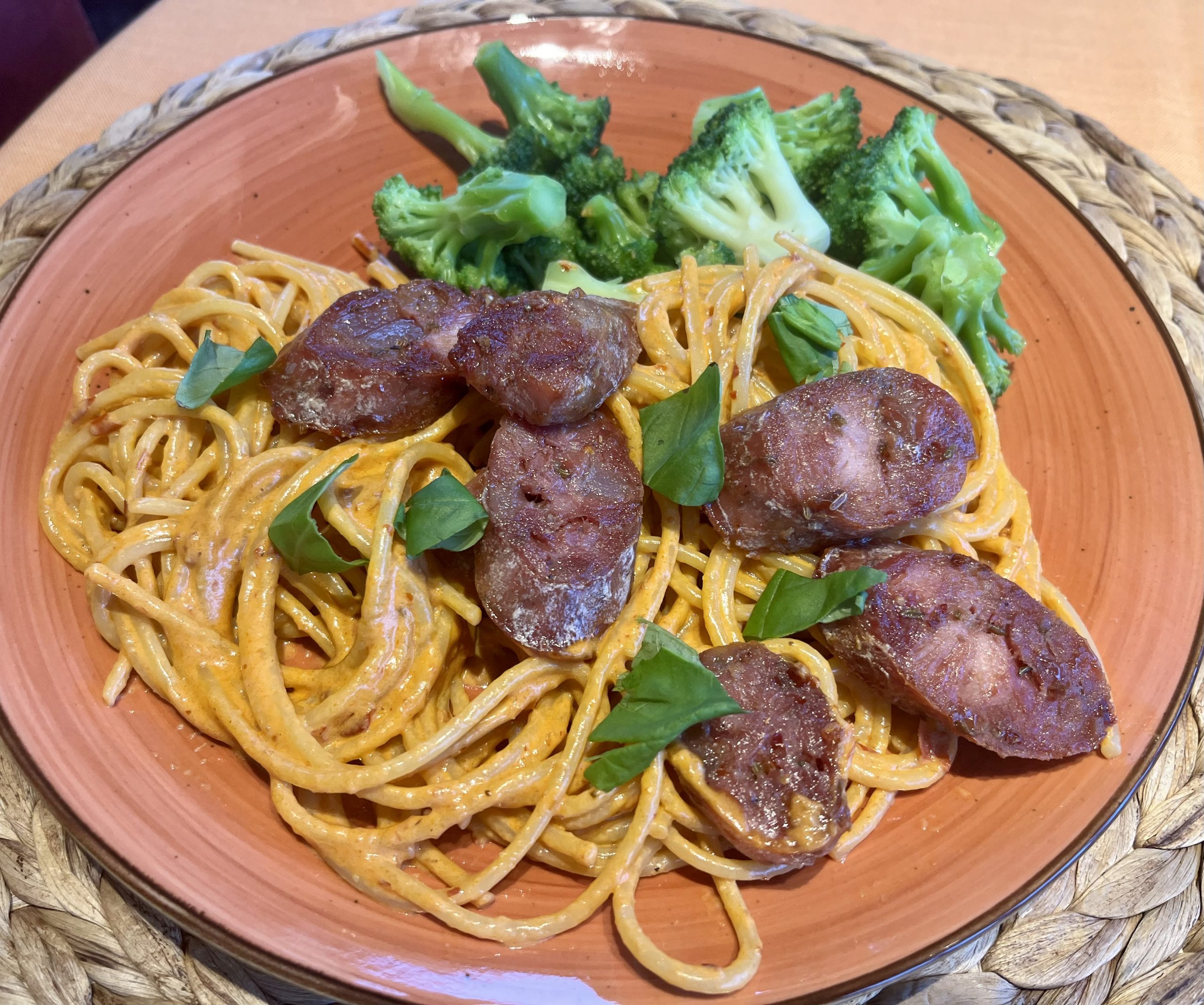 Spaghetti a la Biber-Salcasi-Sahne Sauce mit Salsiccia und Brokkoli