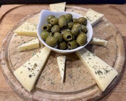 Oliven-Käse Vorspeisenteller