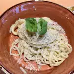Tonnarelli cacio e pepe - Tonnarelli mit Käse und Pfeffer