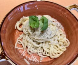 Tonnarelli cacio e pepe - Tonnarelli mit Käse und Pfeffer