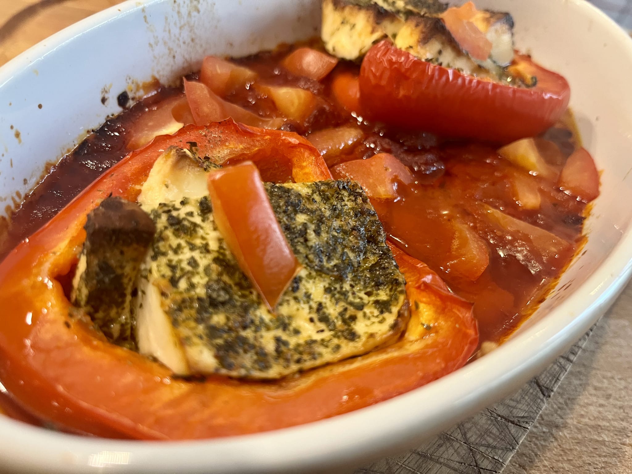 Paprika mit Ziegenkäse überbacken