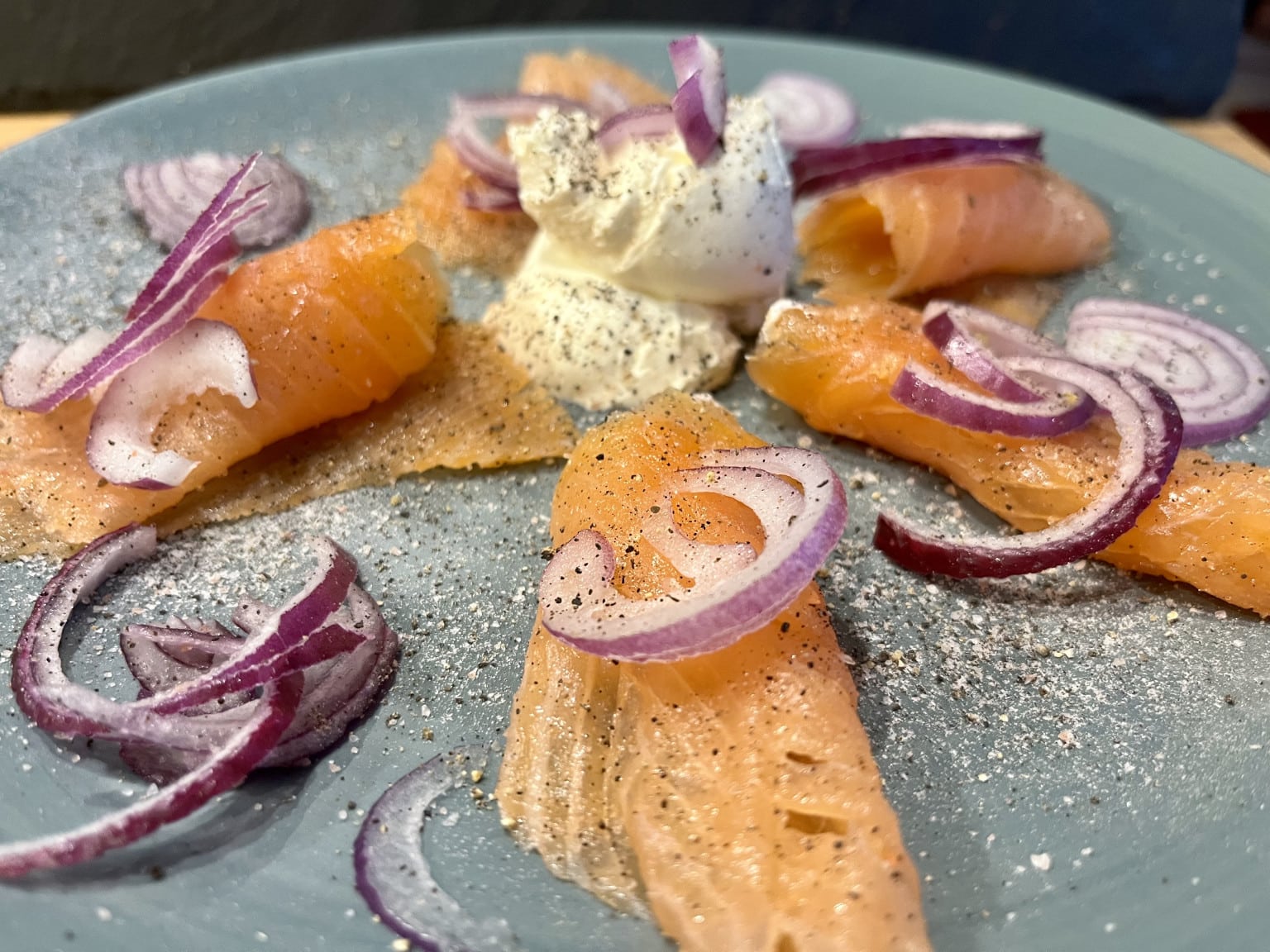 Geräucherter Lachs mit Zwiebeln und Schmand