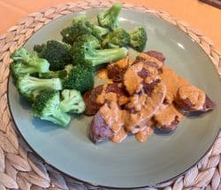 Salsiccia mit Biber-Salcasi-Sahne Sauce und Brokkoli