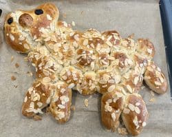 Osterlamm aus Hefeteig