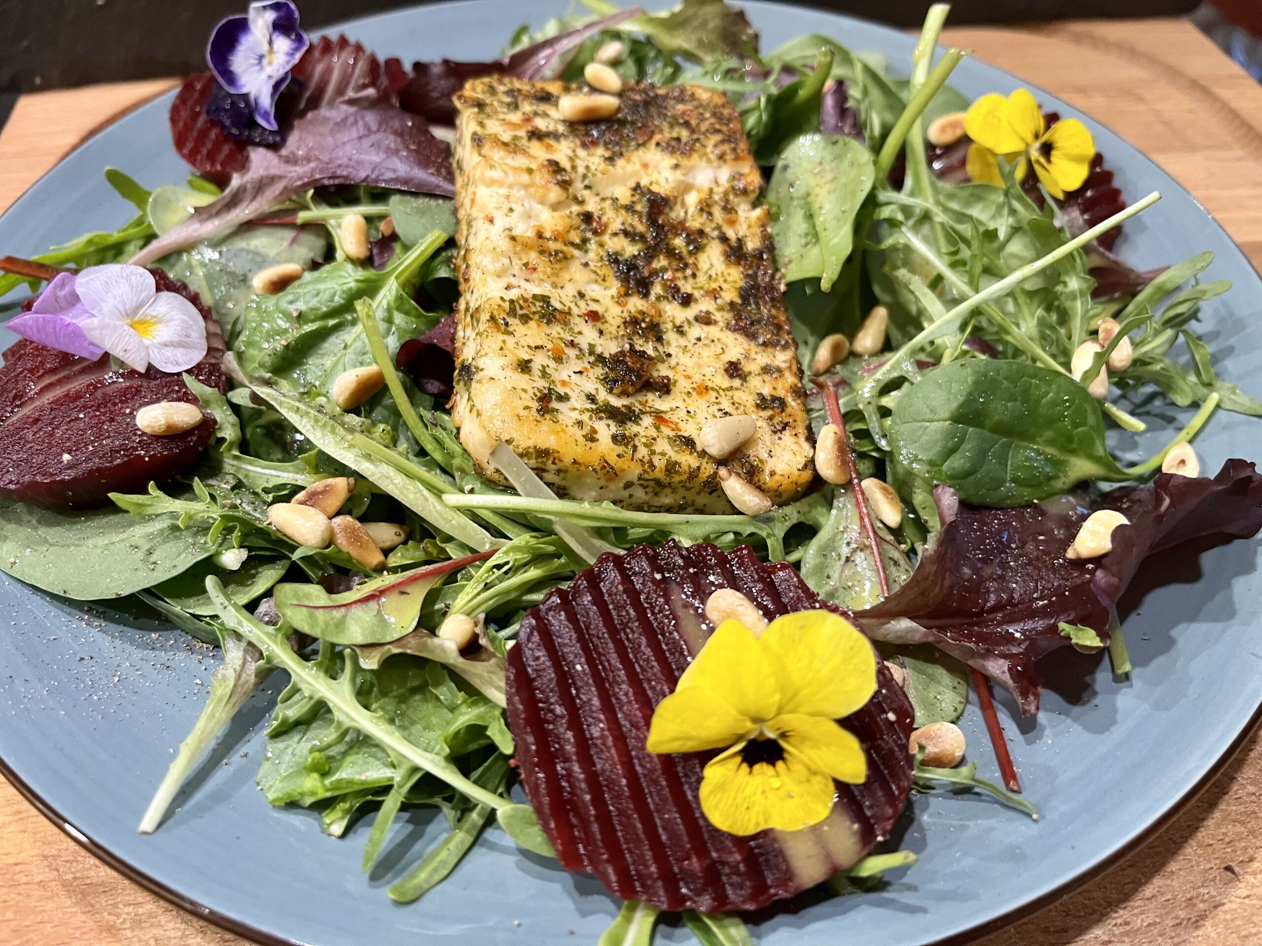 Gebratener Chiliziegenkäse auf buntem Salat