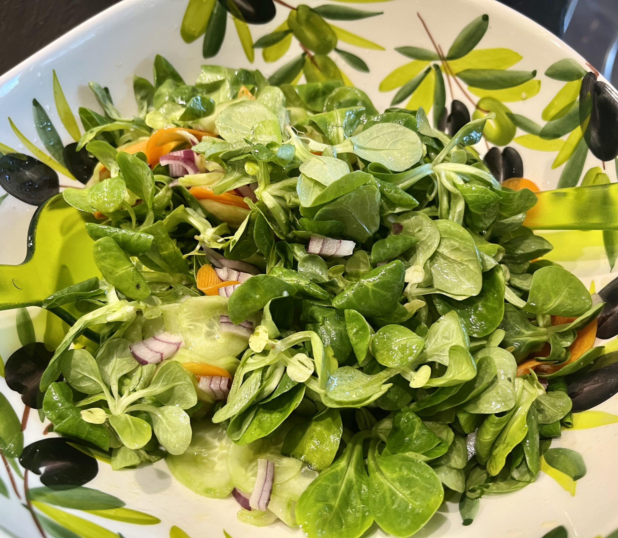 Feldsalat mit Möhren und Gurken