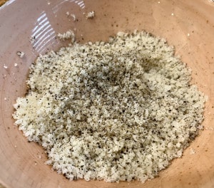 Geriebener Pecorino mit schwarzem Pfeffer - cacio e pepe