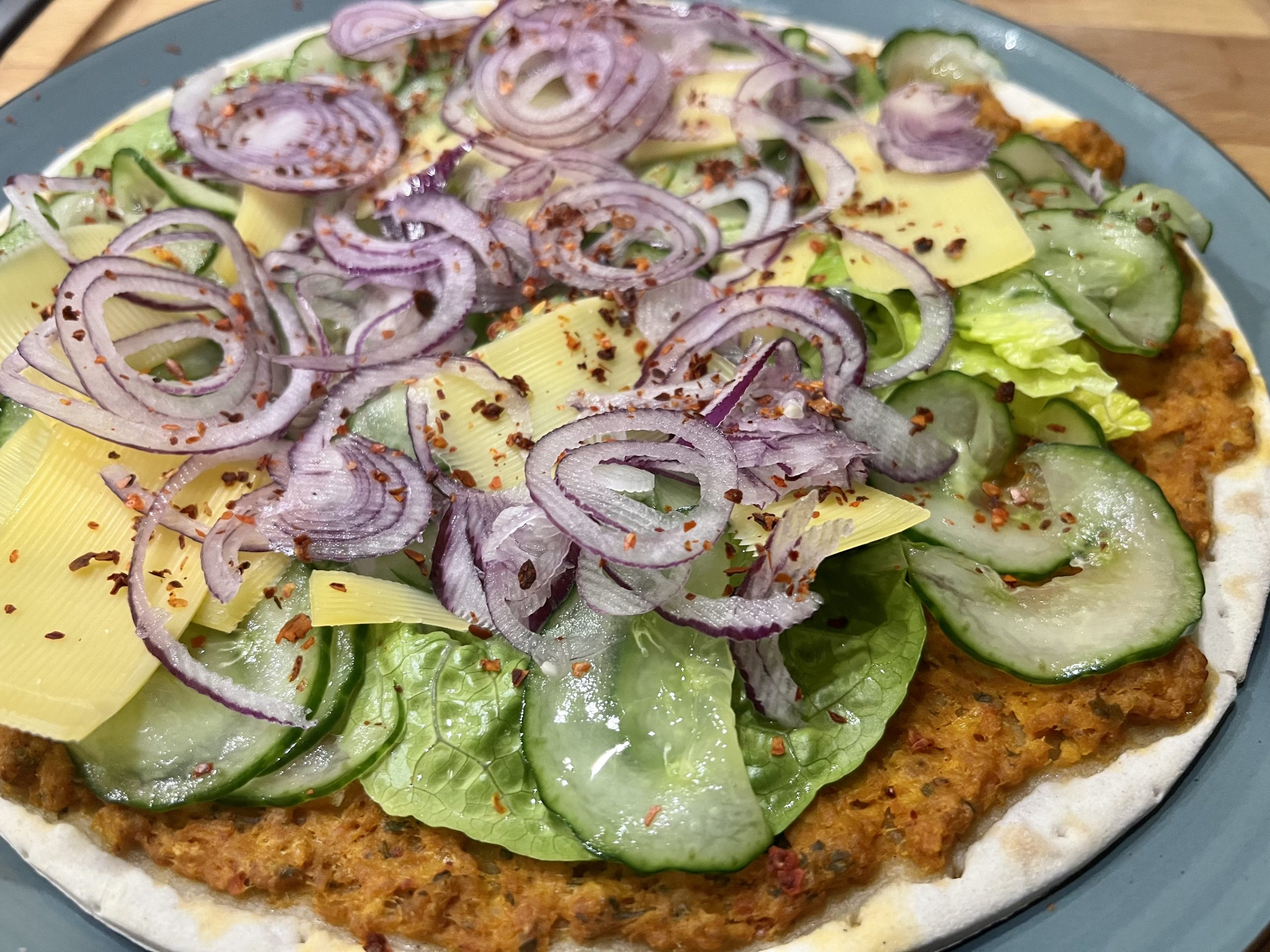 Lahmacun mit Salat und Käse