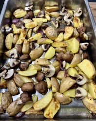 Kartoffelspalten mit Champignons aus dem Backofen