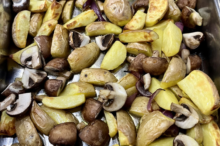 Kartoffelspalten mit Champignons