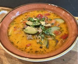Hackfleisch-Zucchini Suppe mit Champignons