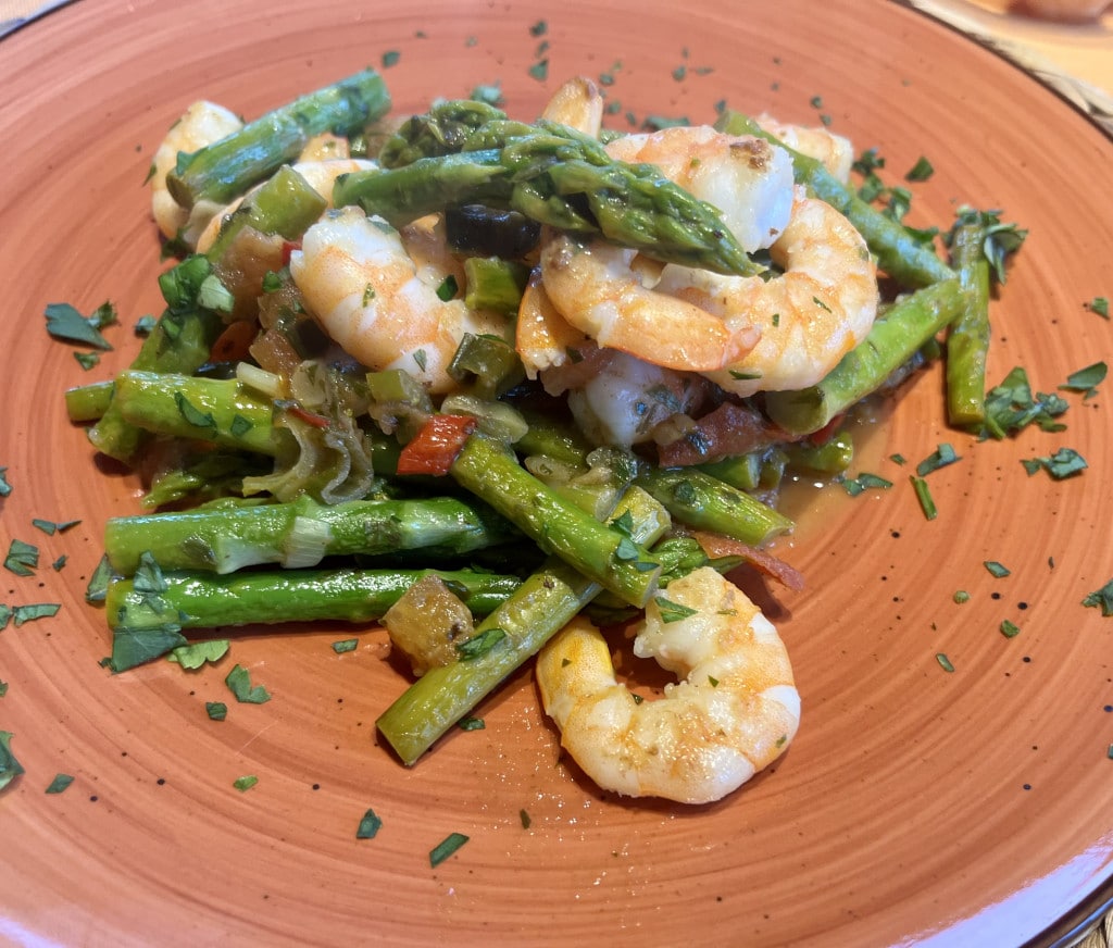 Gebratene Garnelen mit grünem Spargel