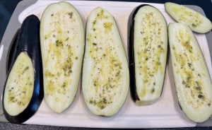 Auberginen mit Öl und Kräutern