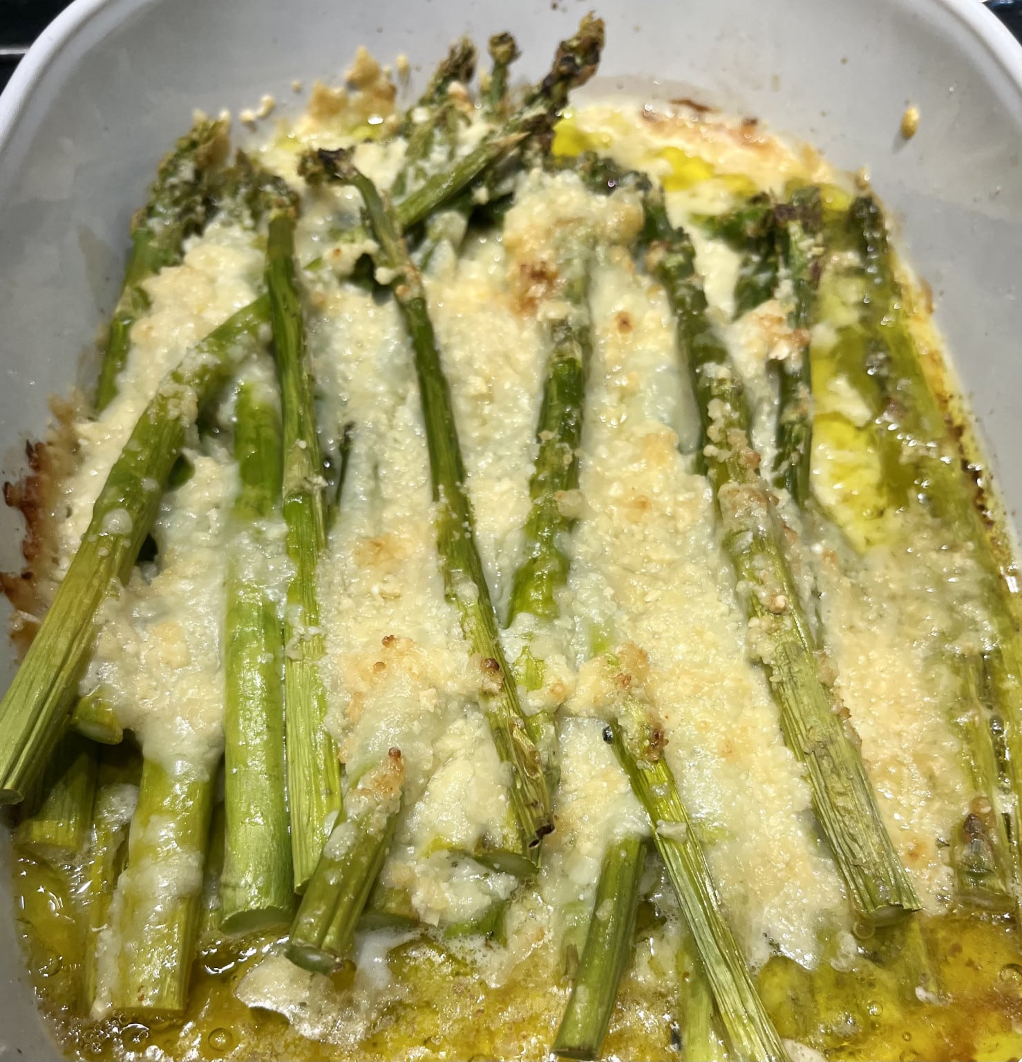 Grüner Spargel mit Parmesan überbacken