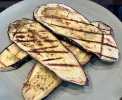 Gegrillte Aubergine mit Knoblauch-Zitronendressing