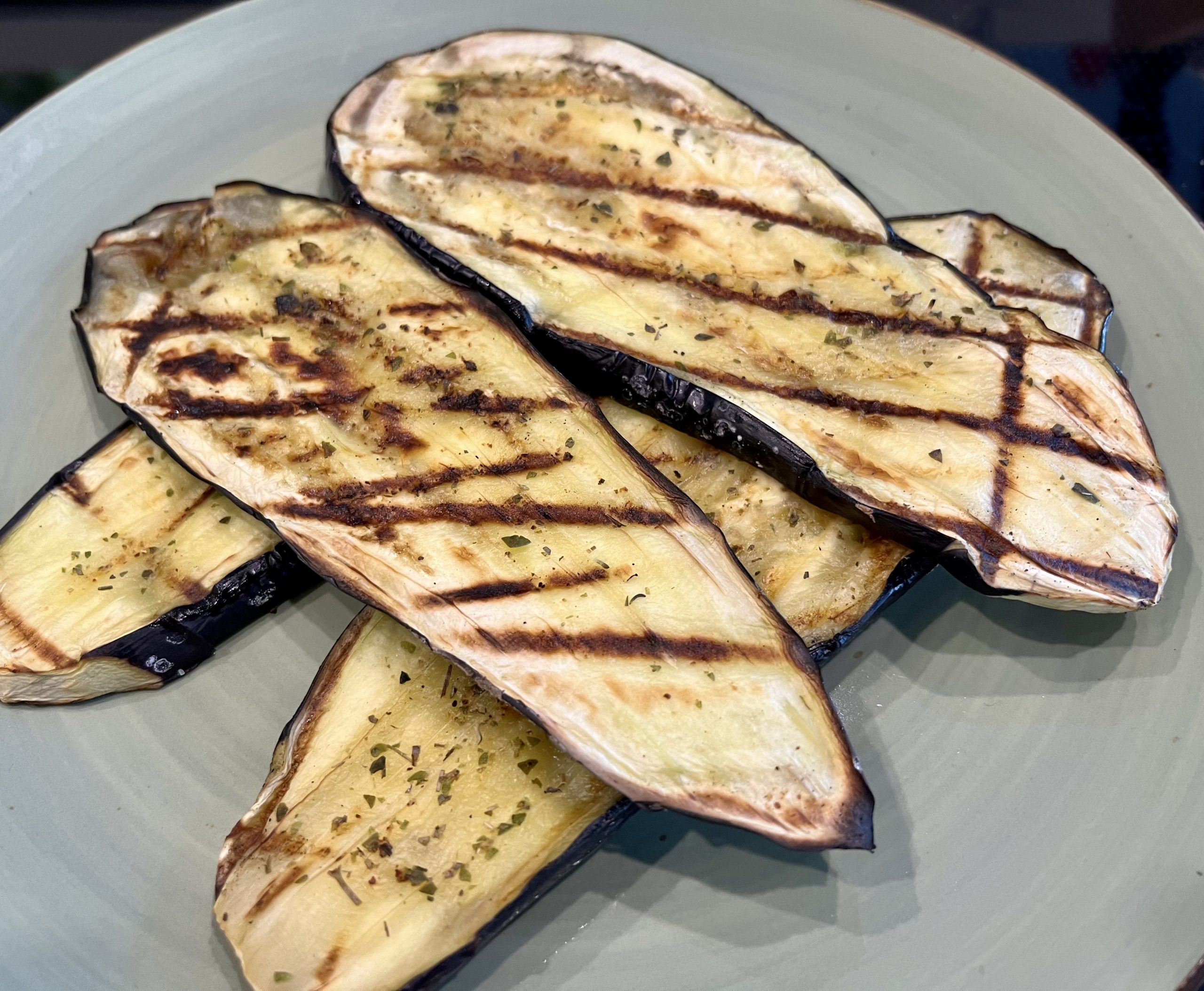 Gegrillte Aubergine mit Knoblauch-Zitronendressing Gegrillte Aubergine mit Knoblauch-Zitronendressing