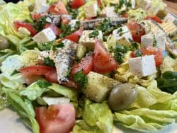 Bunter Salatteller mit Sardinen