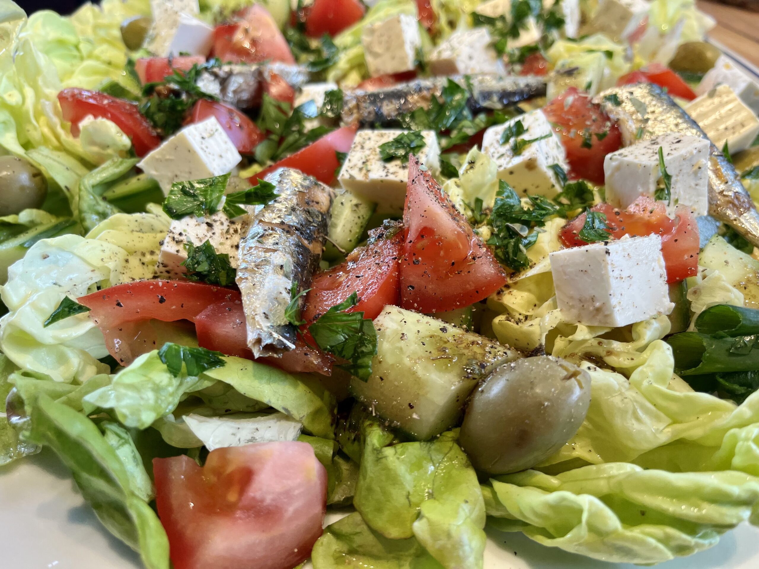 Bunter Salatteller mit Sardinen