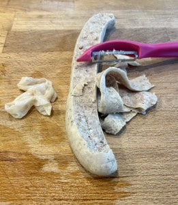 Bratwurst pellen und in dünne Streifen schneiden