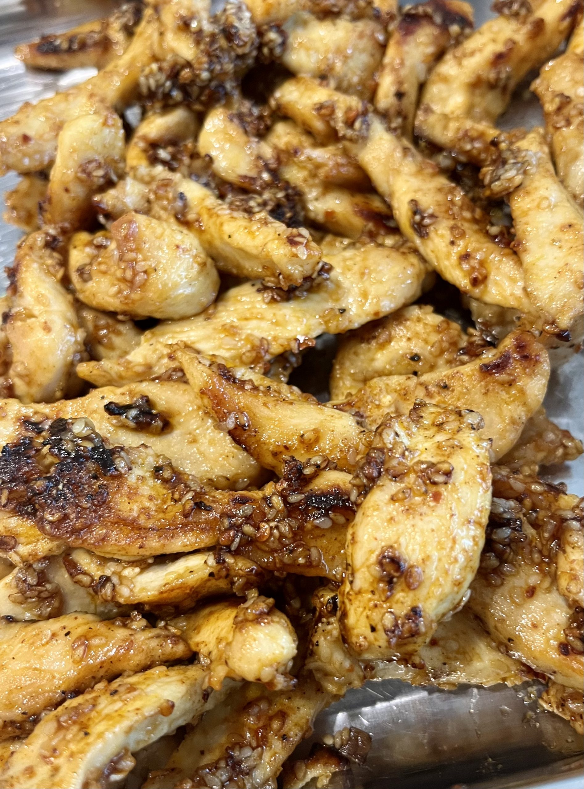 Gebratene Chili-Hähnchen Streifen mit Sesam und Honig