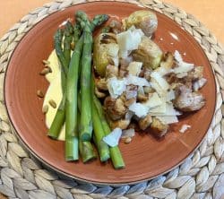 Grüner Spargel mit Hähnchenfilets und Parmesan-Zwiebel Kartöffelchen