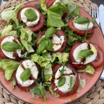 Tomate-Mozzarella auf Salatbett