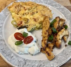 Quiche mit Sesamhähnchenfilets und Tzatziki