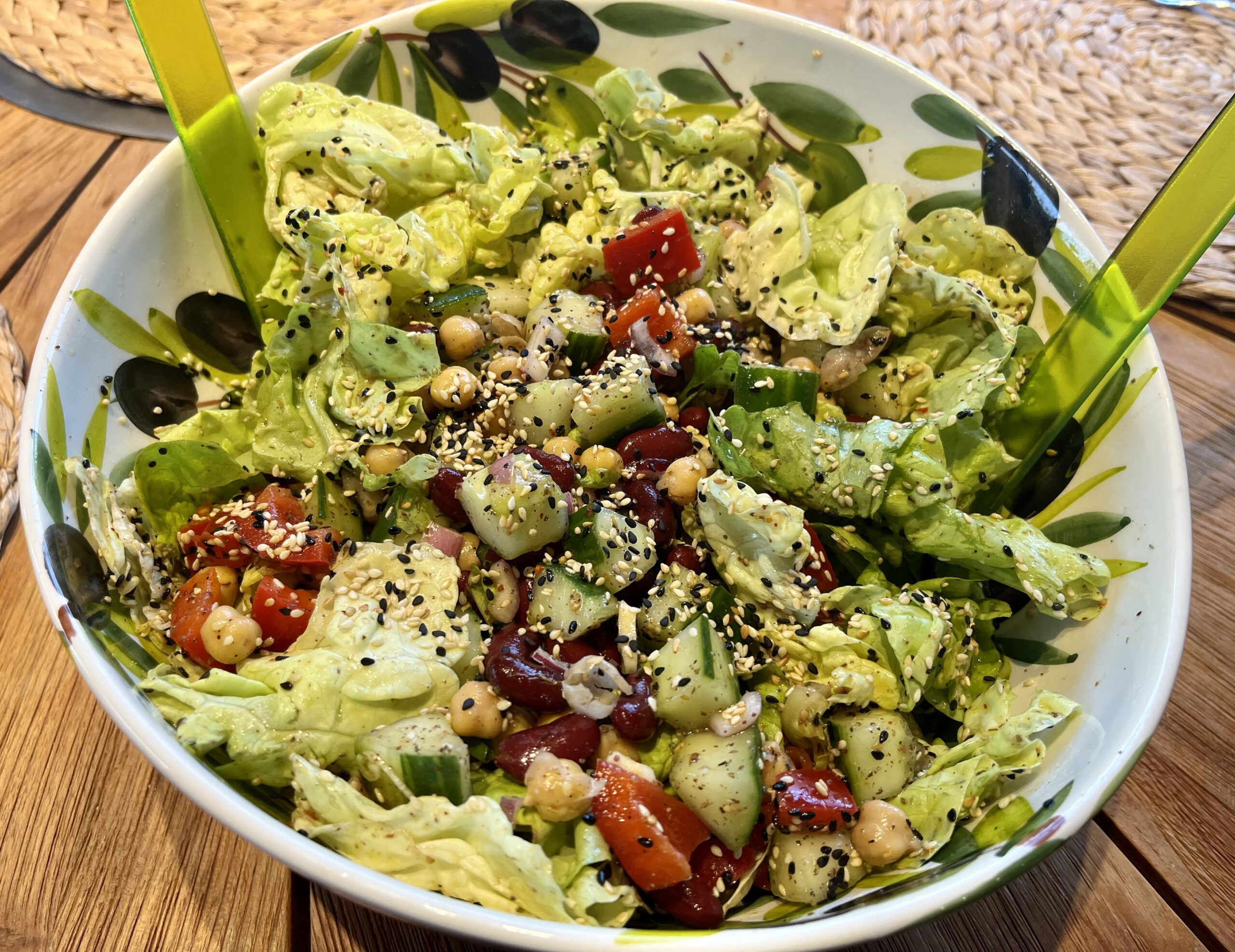 Kichererbsensalat mit Kidneybohnen und Sesamdressing
