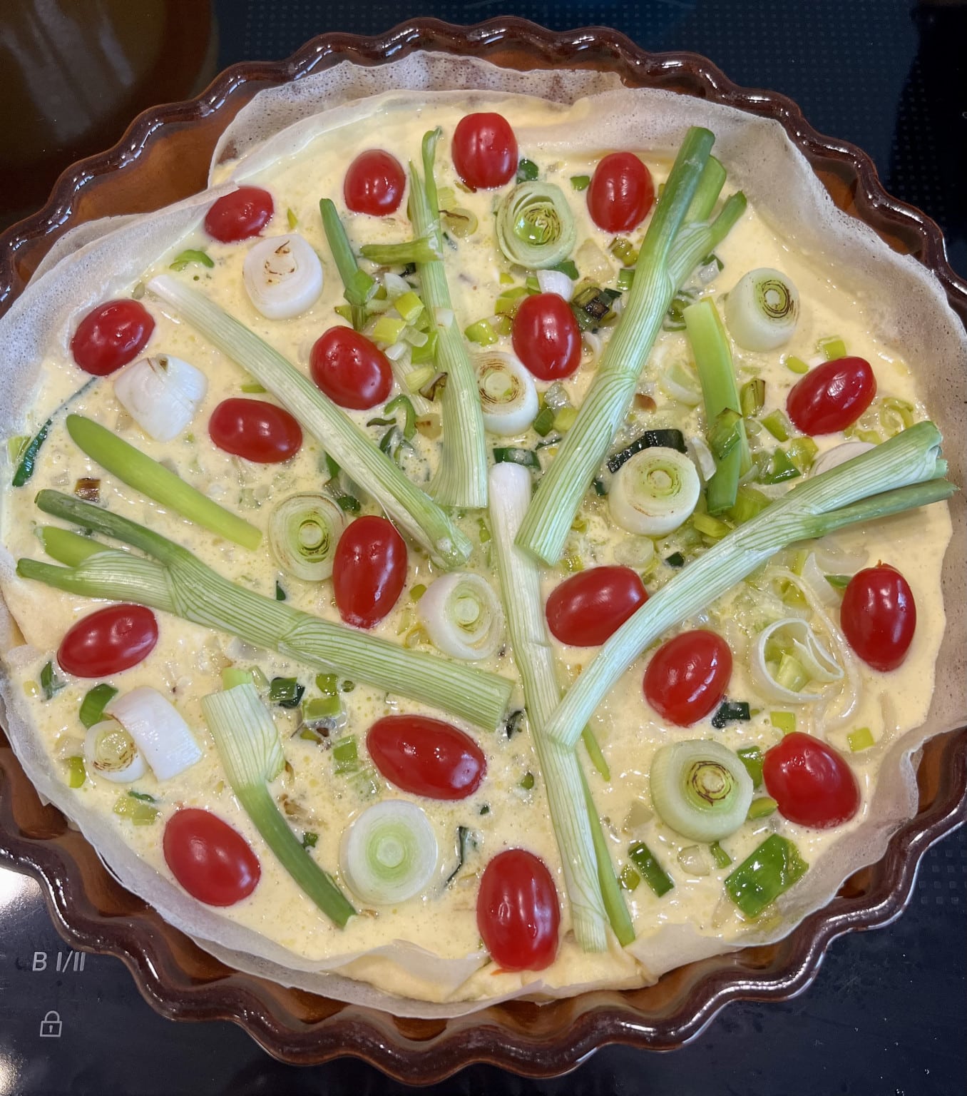Frühlingszwiebel Quiche mit Lauch und Tomaten