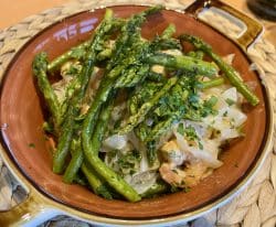 Sjögrasnudlar mit Scampi und grünem Spargel