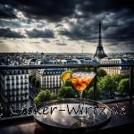 Ein Cocktail mit Namen Between the sheets auf einem Tablett über den Dächern von Paris am frühen Abend mit Blick auf den Eifel Turm.