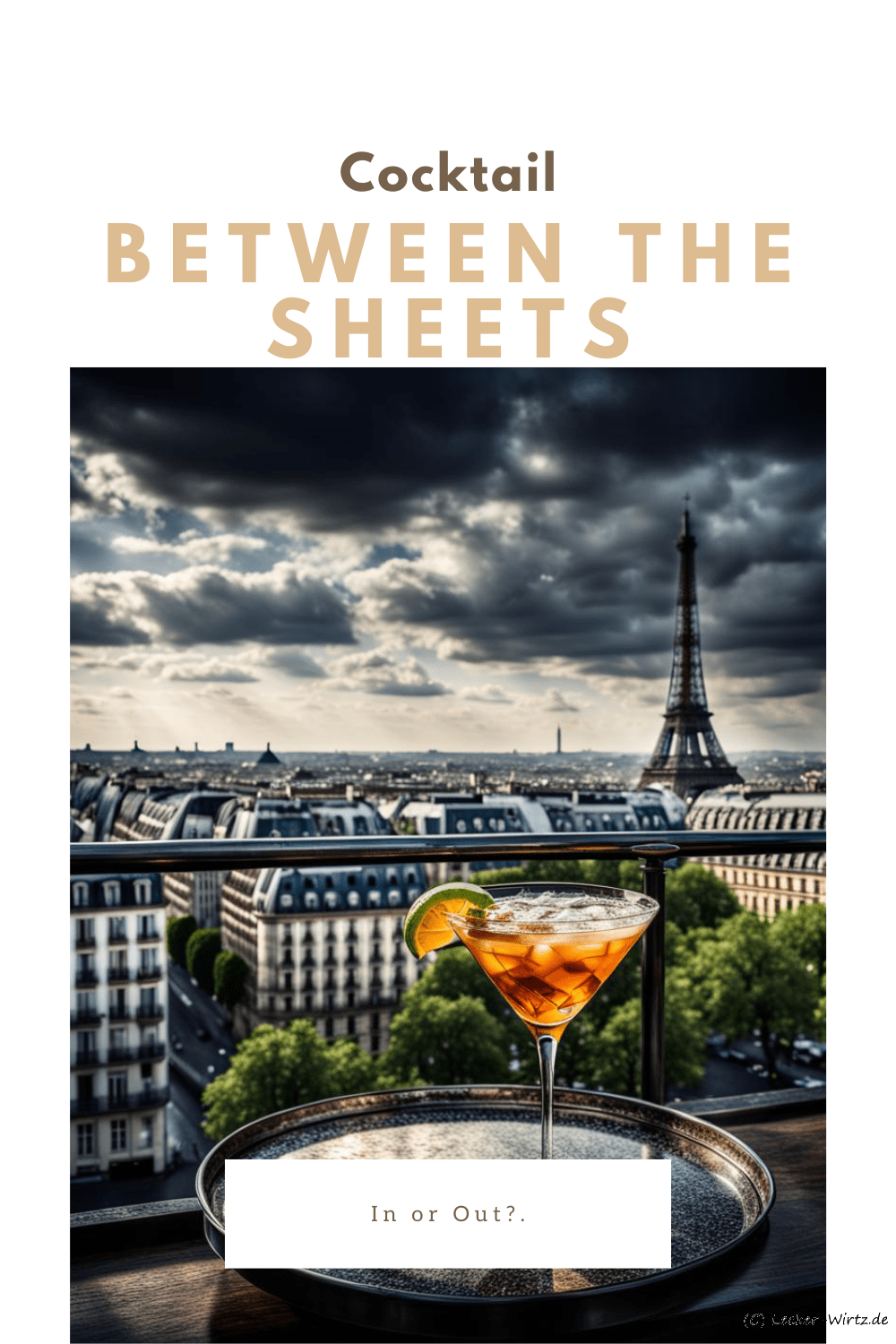 Ein Cocktail mit Namen Between the sheets auf einem Tablett über den Dächern von Paris am frühen Abend mit Blick auf den Eifel Turm.