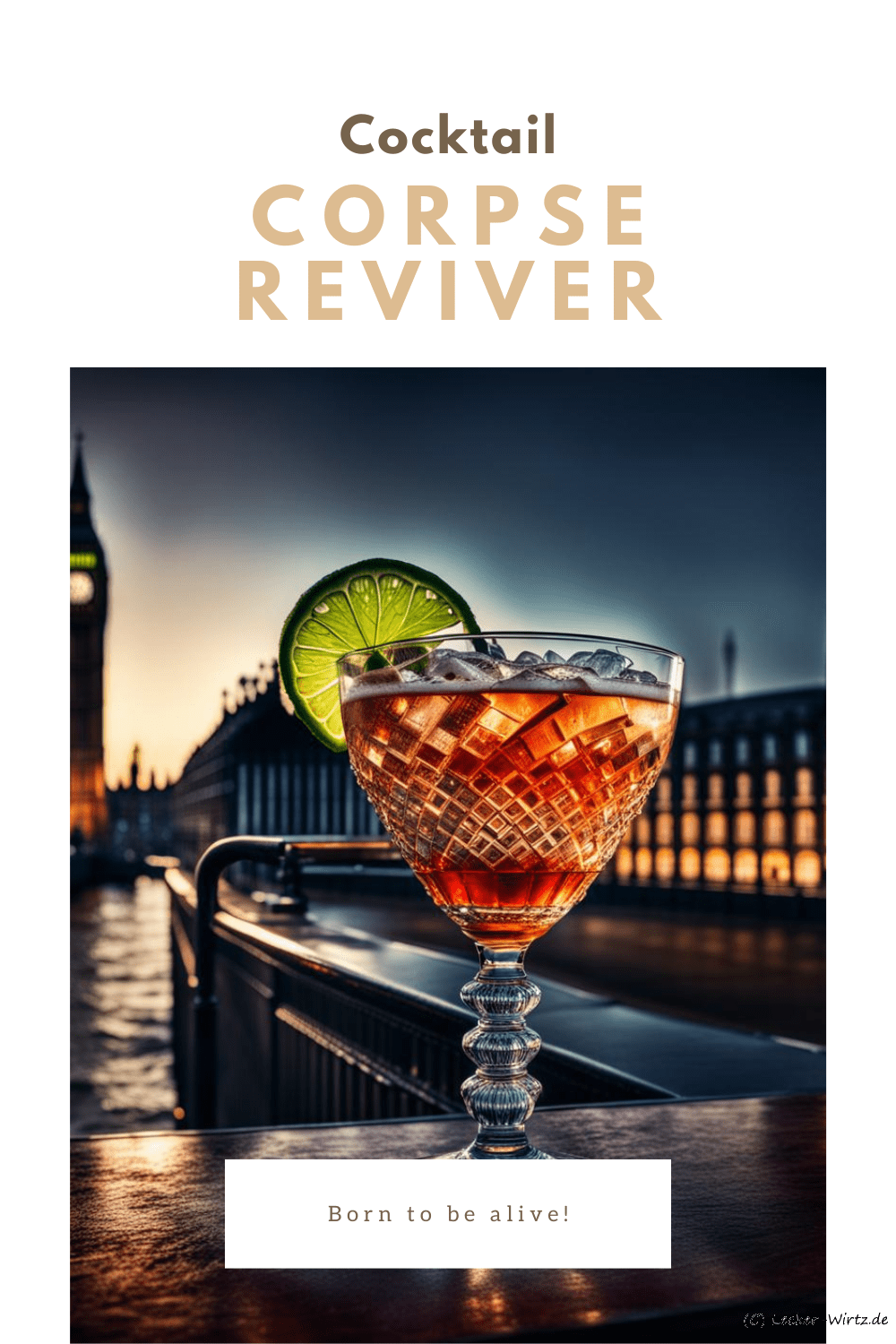 Ein roter Cocktail in einem Glas mit Zitronenscheibe und Eis in der Nähe der Themse- Am rechten Rand ist der Big Ben angeschnitten.