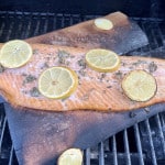 Ganze Lachsseite auf dem Gasgrill