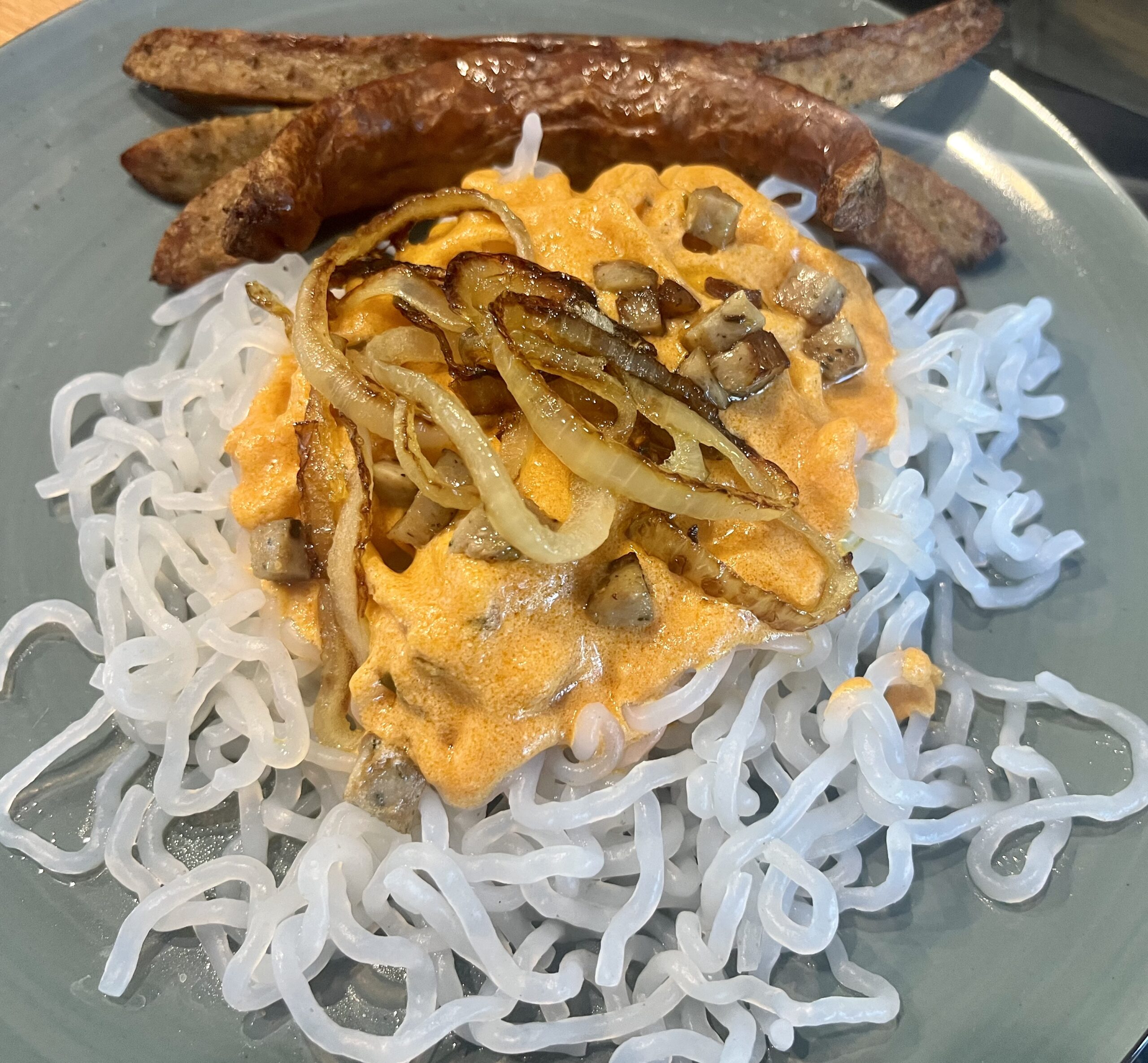 Sjögräsnudlar mit Parmesansauce und Bratwurst