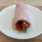 Schinkenröllchen mit getrockneten Tomaten und Basilikum