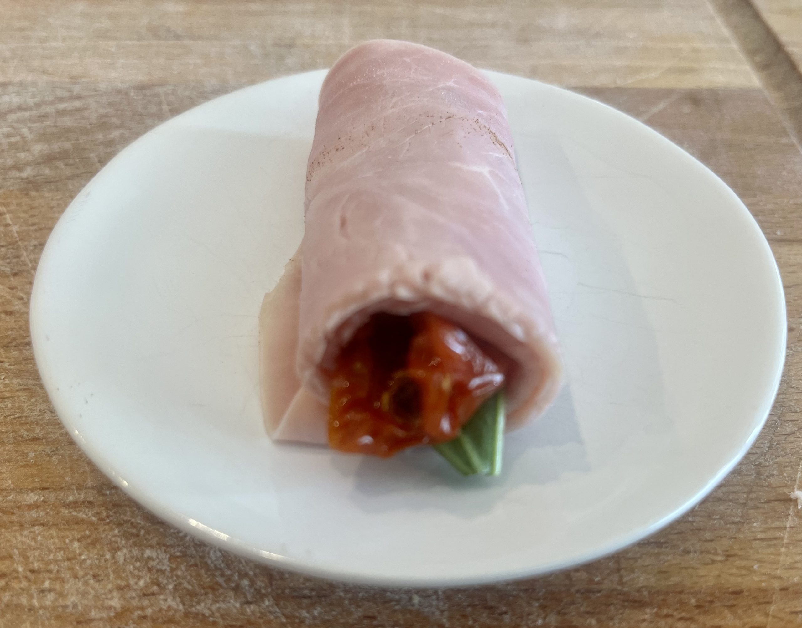 Schinkenröllchen mit getrockneten Tomaten und Basilikum