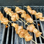 Hähnchenspieße auf dem Gasgrill