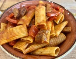 Rigatoni mit Paprika und Bratwurst