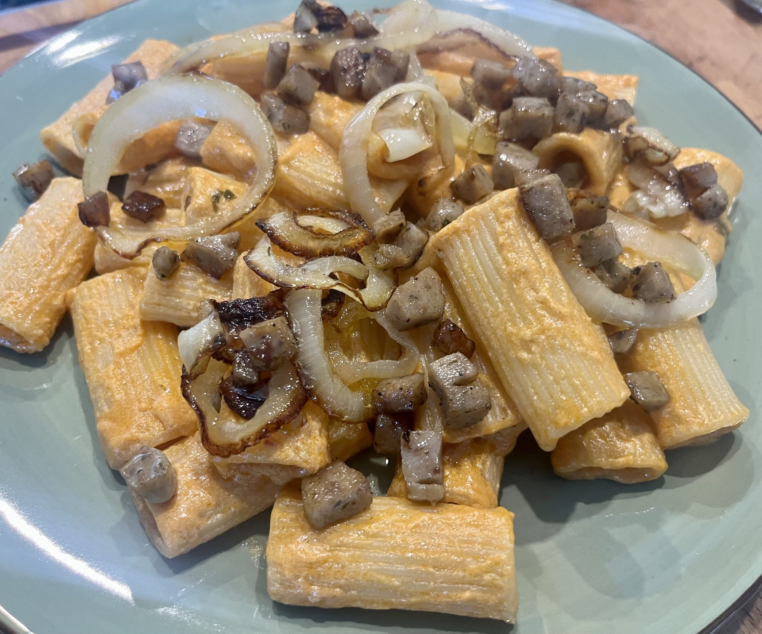 Rigatoni mit Brätwürfeln und Zwiebeln