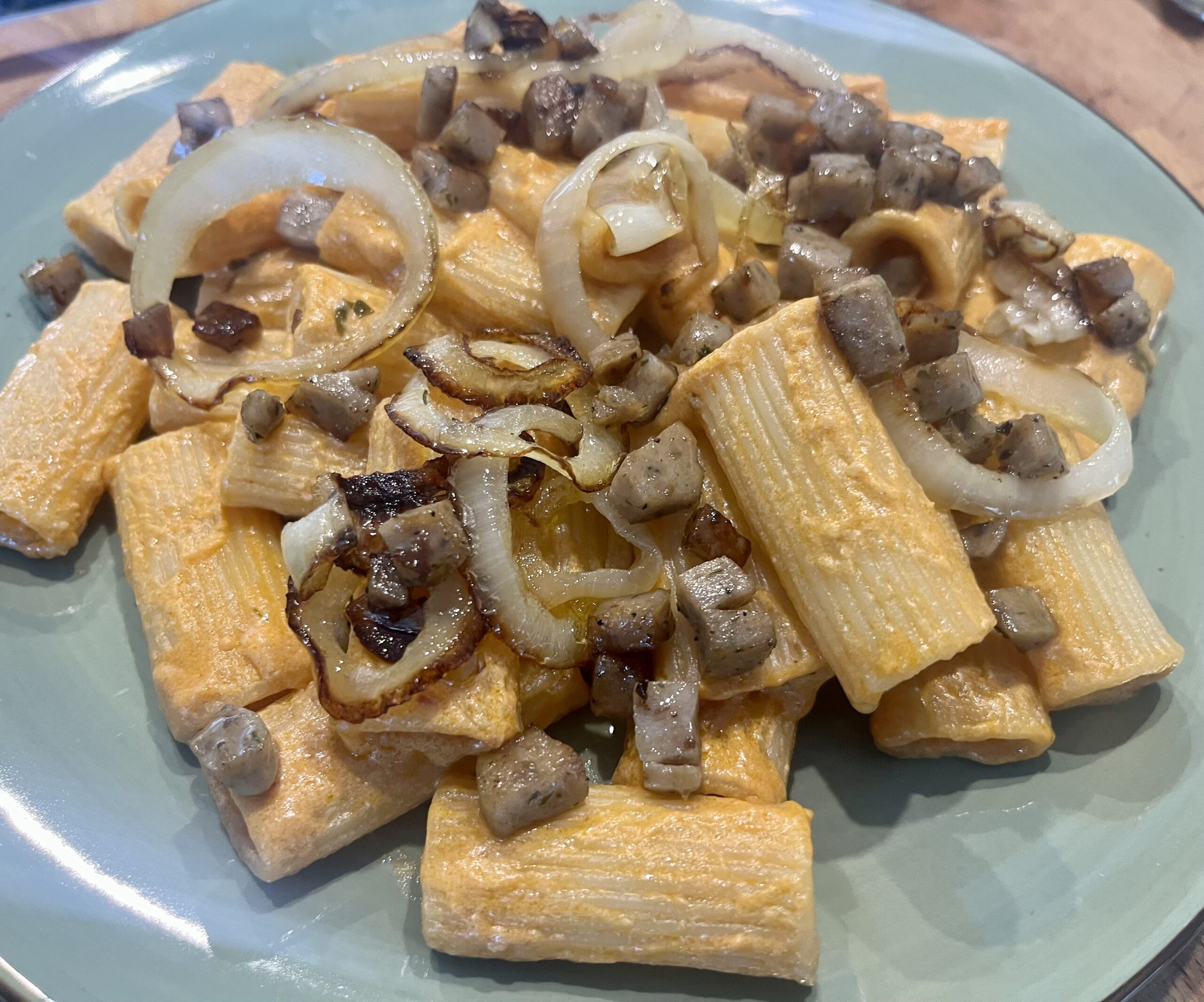 Rigatoni mit Brätwürfeln und Zwiebeln